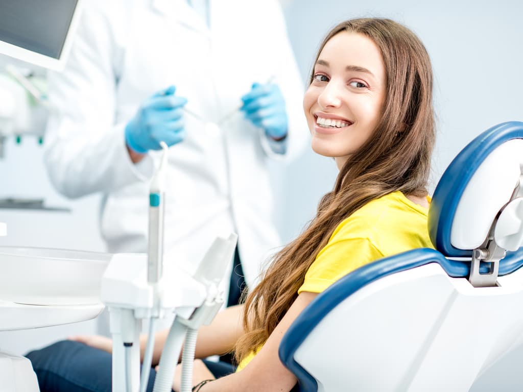 Patiente souriante sur le fauteuil